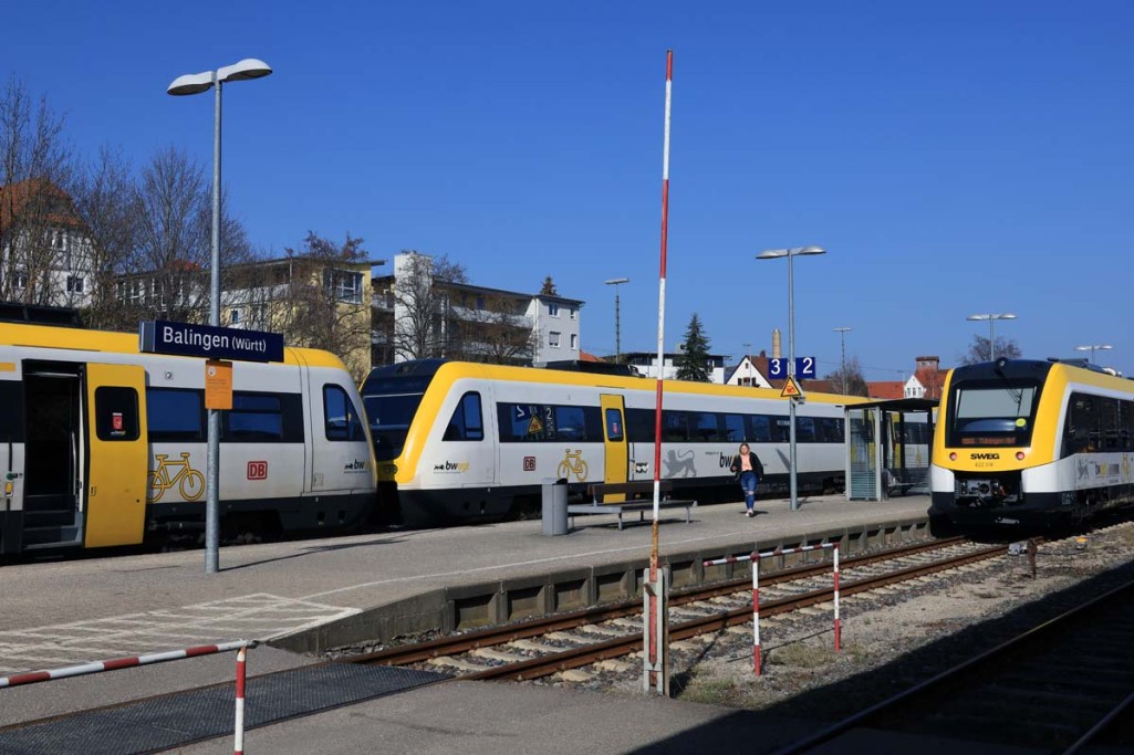 Zwei gelb-weiße Züge im Balinger Bahnhof