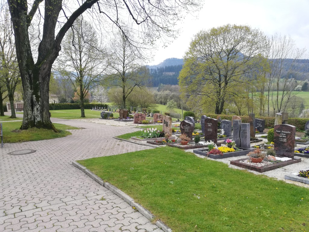 Friedhof Dürrwangen, Weg zum hinteren Teil des Friedhofes Friedhof Dürrwangen, Weg zum hinteren Teil des Friedhofes