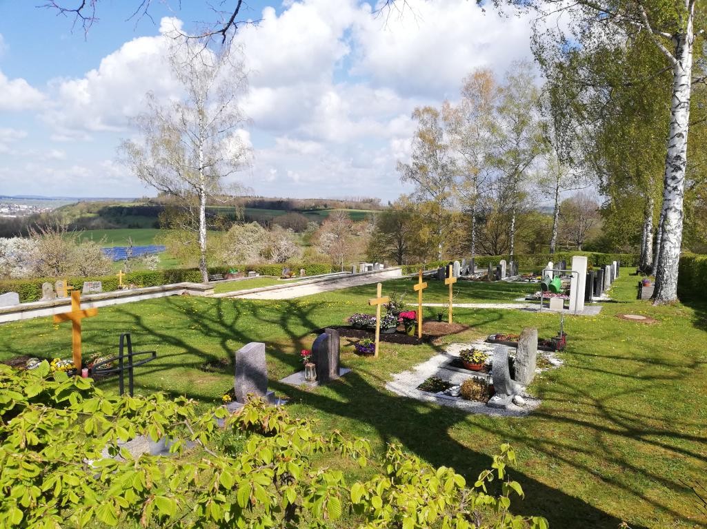 Friedhof Heselwangen mit Blick in Richtung Hangen Friedhof Heselwangen mit Blick in Richtung Hangen