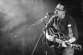 STUMFOL Singer-Songwriter Christian Stumfol mit Gitarre