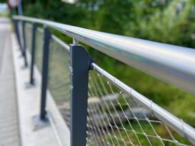 Beschädigtes Brückengeländer Beschädigtes Brückengeländer