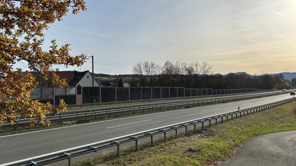 Blick auf Lärmschutzwand bei Engstlatt Blick auf Lärmschutzwand bei Engstlatt