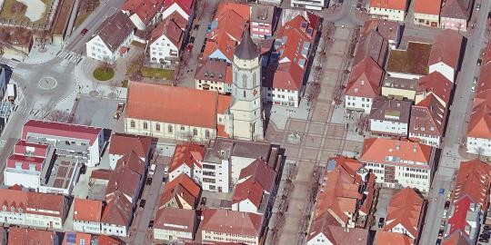 4-Markpkatz-und-Kirchplatz-mit-Stadtkirche-Schraegluft-p7g07py42hufrsppk04tz96fpxe6v1i55g07hf6qk0