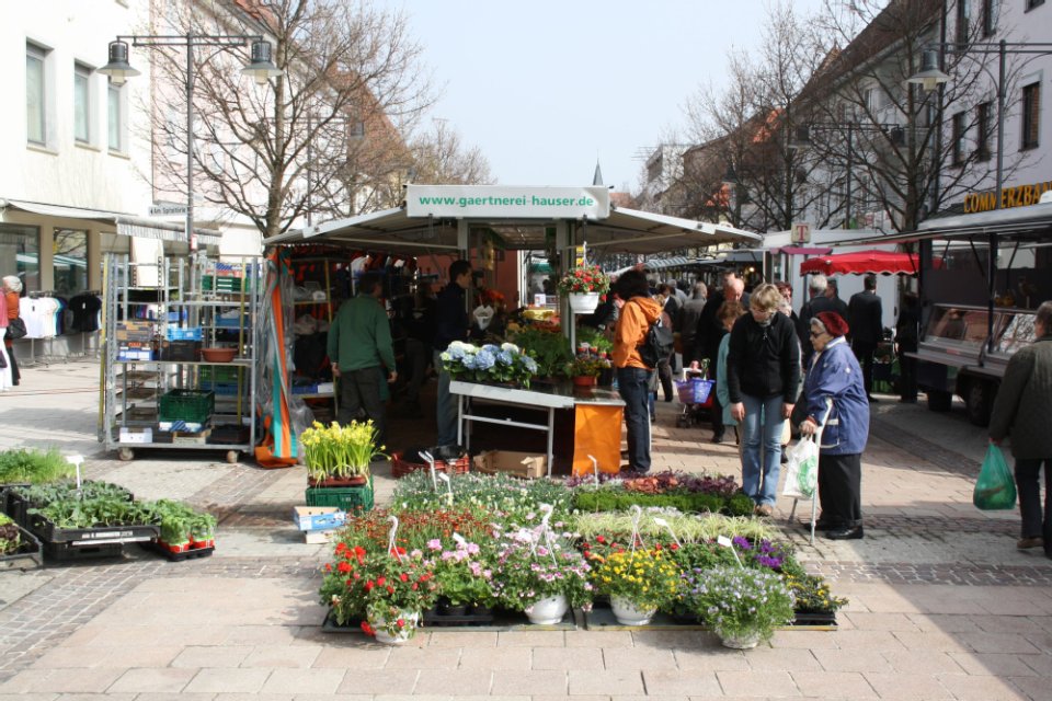 Menschen auf dem Wochenmarkt