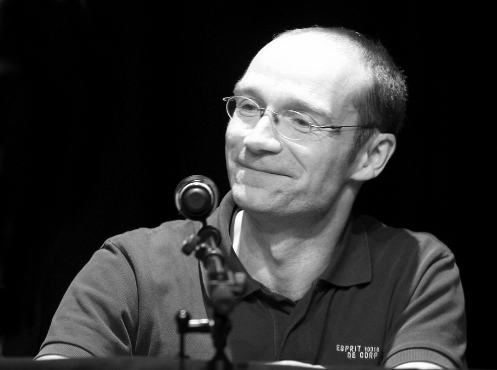 John von Düffel, 2008 in Poloshirt hinter einem Mikrofon