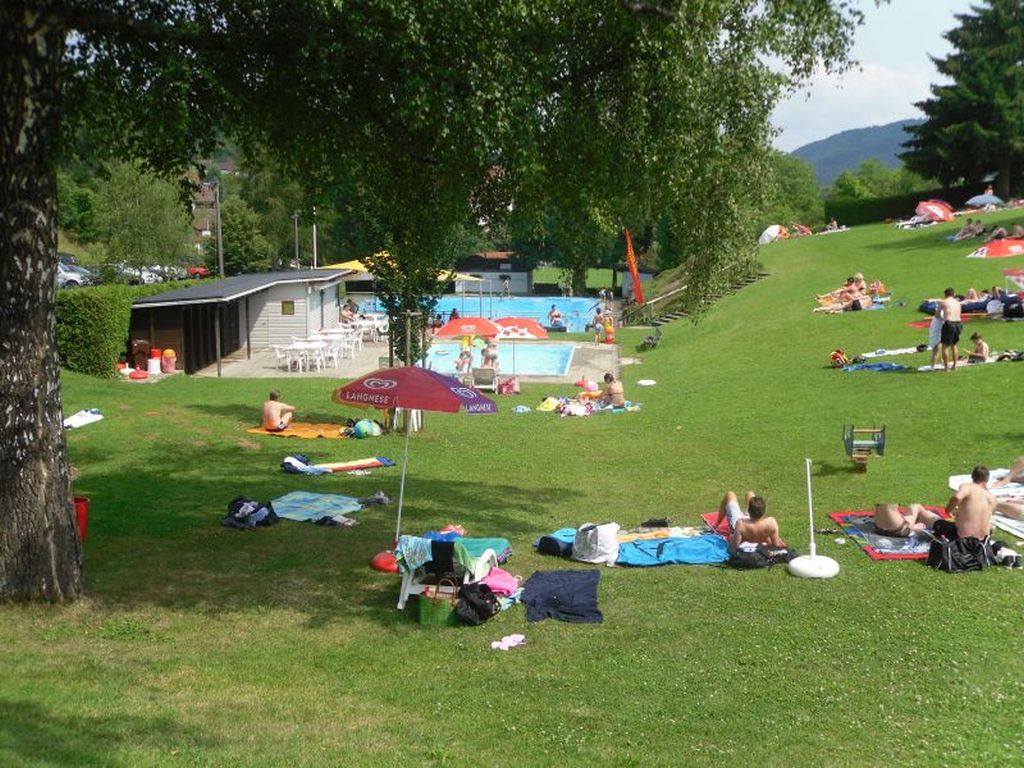 Liegewiesen im Freibad Streichen